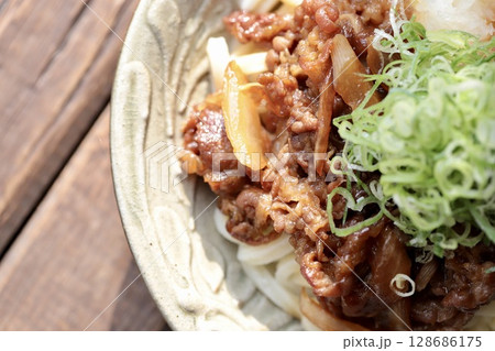 ネギたっぷり牛すき肉のせ冷やしうどん　ぶっかけ冷やしうどん 128686175