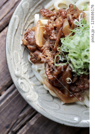 ネギたっぷり牛すき肉のせ冷やしうどん　ぶっかけ冷やしうどん 128686176