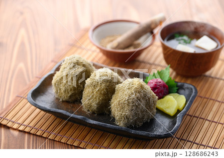 とろろ昆布のおにぎりと味噌汁　和食の朝ごはん 128686243