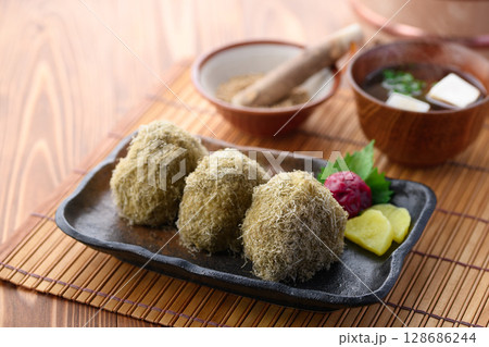 とろろ昆布のおにぎりと味噌汁　和食の朝ごはん 128686244