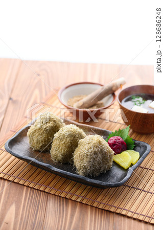 とろろ昆布のおにぎりと味噌汁　和食の朝ごはん 128686248