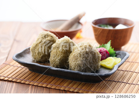 とろろ昆布のおにぎりと味噌汁 和食の朝ごはん とろろ昆布のおにぎりと味噌汁 和食の朝ごはん 128686250