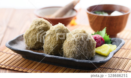 とろろ昆布のおにぎりと味噌汁　和食の朝ごはん 128686251