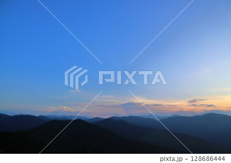夕焼け空 雲 山地 夕焼け空 雲 山地 128686444