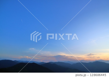 夕焼け空 雲 山地 夕焼け空 雲 山地 128686445