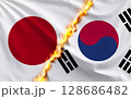 日本と韓国の国旗 128686482