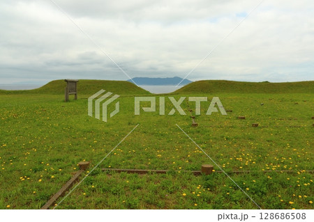 志苔館 郭内の風景と土塁の切れ間から見える函館山（北海道函館市） 128686508