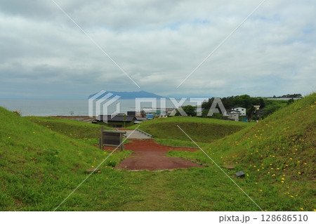 志苔館から眺める函館山(北海道函館市) 志苔館から眺める函館山(北海道函館市) 128686510