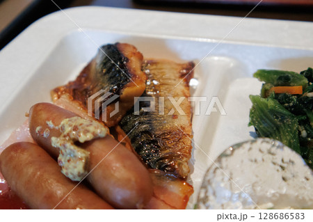 旅先でいただく美味しい朝食 128686583