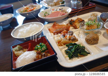 旅先でいただく美味しい朝食 旅先でいただく美味しい朝食 128686585