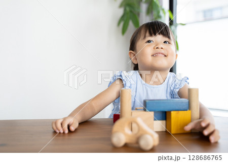 積み木で遊ぶ幼い女の子の知育風景 128686765