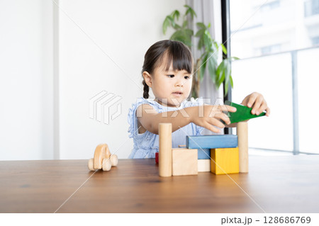 積み木で遊ぶ幼い女の子の知育風景 128686769