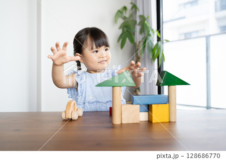 積み木で遊ぶ幼い女の子の知育風景 128686770