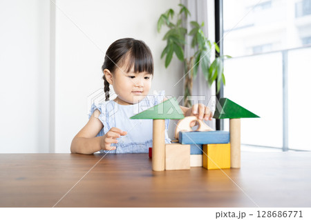 積み木で遊ぶ幼い女の子の知育風景 128686771
