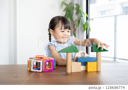 積み木で遊ぶ幼い女の子の知育風景 積み木で遊ぶ幼い女の子の知育風景 128686774