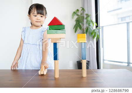 積み木で遊ぶ幼い女の子の知育風景 128686790