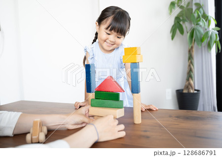 積み木で遊ぶ幼い女の子の知育風景 128686791