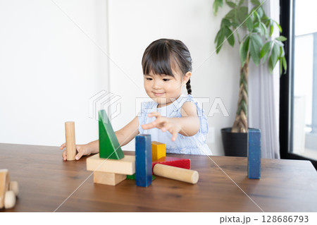 積み木で遊ぶ幼い女の子の知育風景 積み木で遊ぶ幼い女の子の知育風景 128686793