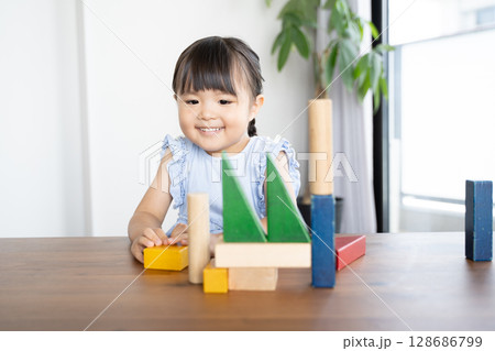 積み木で遊ぶ幼い女の子の知育風景 128686799