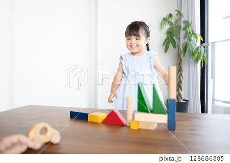 積み木で遊ぶ幼い女の子の知育風景 128686805