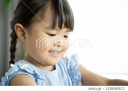 積み木で遊ぶ幼い女の子の知育風景 128686821