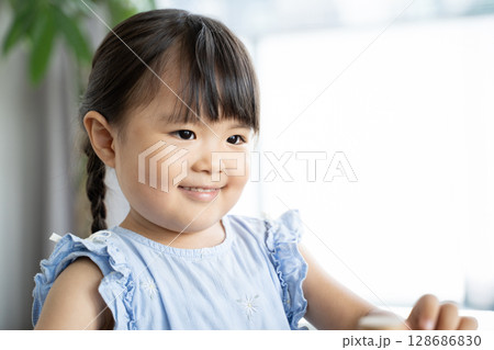 積み木で遊ぶ幼い女の子の知育風景 積み木で遊ぶ幼い女の子の知育風景 128686830