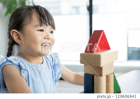 積み木で遊ぶ幼い女の子の知育風景 積み木で遊ぶ幼い女の子の知育風景 128686841