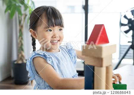 積み木で遊ぶ幼い女の子の知育風景 積み木で遊ぶ幼い女の子の知育風景 128686843
