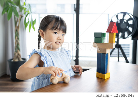 積み木で遊ぶ幼い女の子の知育風景 128686848