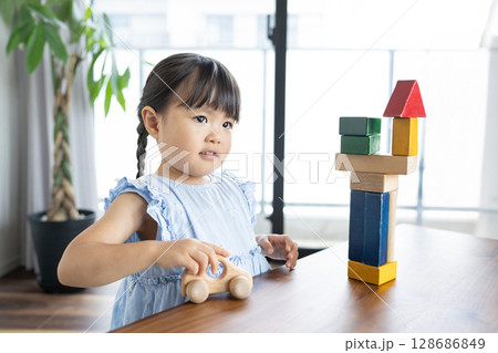 積み木で遊ぶ幼い女の子の知育風景 積み木で遊ぶ幼い女の子の知育風景 128686849