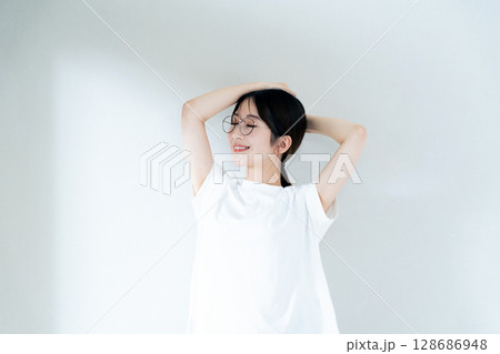 Tシャツ姿の女性ポートレート Tシャツ姿の女性ポートレート 128686948