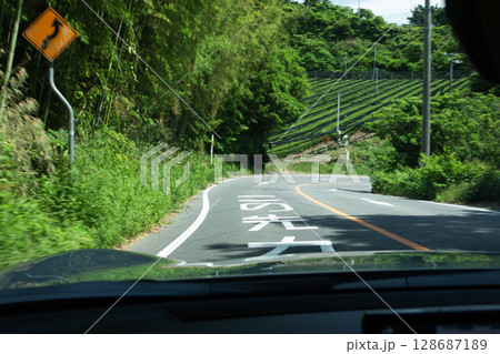 カーブ手前の警戒標識（右方背向屈曲あり ）と道路標示 128687189