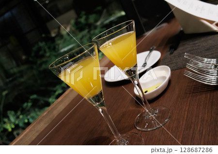 旅先でいただく美味しいディナー 128687286