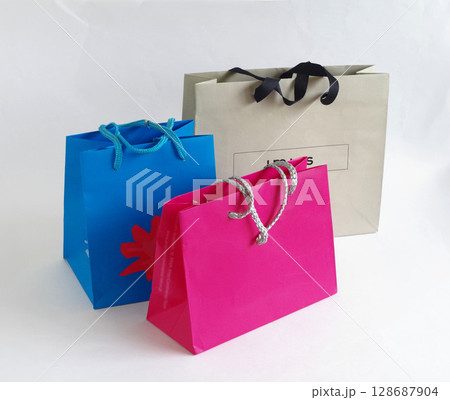 色々な色の手提げ袋　紙袋、バッグ　手提げ袋　ショッピングバッグ 128687904