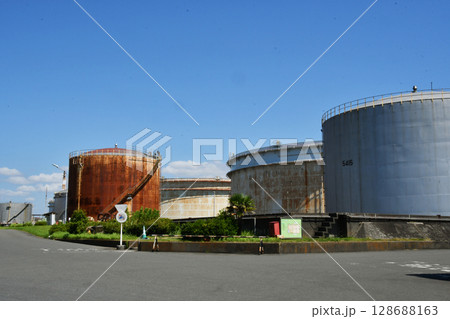 製油所のタンク_01 128688163