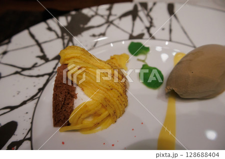 旅先のホテルでいただく美味しいディナーコース 旅先のホテルでいただく美味しいディナーコース 128688404