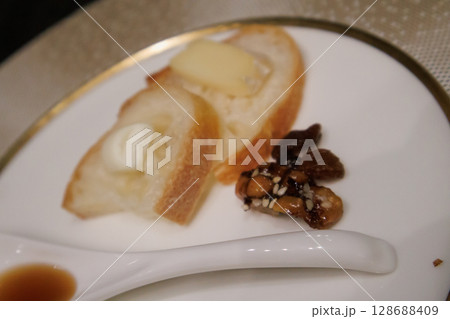 旅先のホテルでいただく美味しいディナーコース 128688409