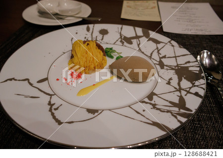 旅先のホテルでいただく美味しいディナーコース 128688421