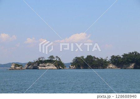 松島湾口に浮かぶ箱庭のような浦戸諸島 松島湾口に浮かぶ箱庭のような浦戸諸島 128688940