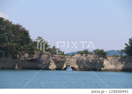 松島湾口に浮かぶ箱庭のような浦戸諸島 松島湾口に浮かぶ箱庭のような浦戸諸島 128688941