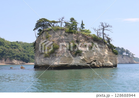 松島湾口に浮かぶ箱庭のような浦戸諸島 松島湾口に浮かぶ箱庭のような浦戸諸島 128688944