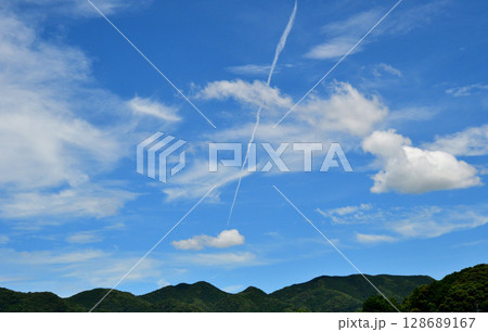 青空と白い雲、飛行機雲 128689167