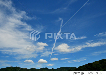 青空と白い雲、飛行機雲 128689168