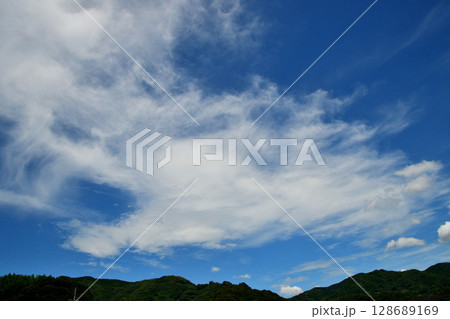 青空と白い雲、飛行機雲 128689169