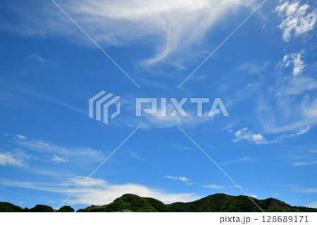 青空と白い雲、飛行機雲 128689171