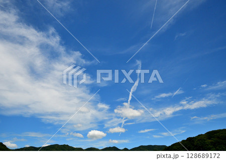 青空と白い雲、飛行機雲 128689172