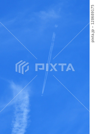 青空と白い雲、飛行機雲 128689175