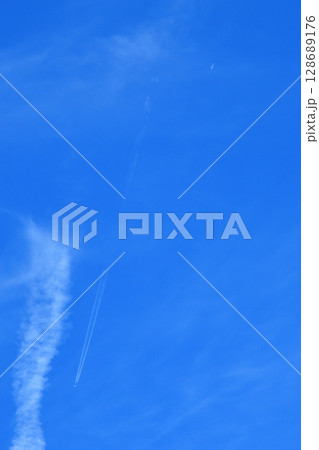 青空と白い雲、飛行機雲 128689176