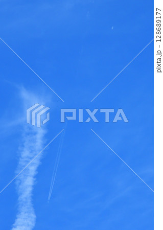 青空と白い雲、飛行機雲 128689177