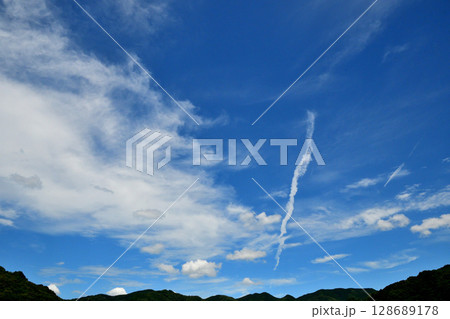 青空と白い雲、飛行機雲 128689178